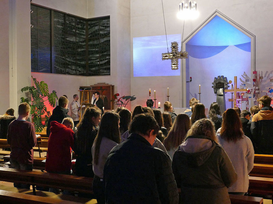 Firmvorbereitung mit Tauferinnerungsgottesdienst in St. Maria, Wolfhagen (Foto: Karl-Franz Thiede)